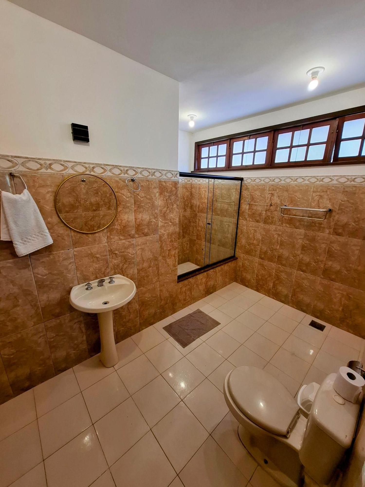Quarto Triplo com Banheiro Privativo